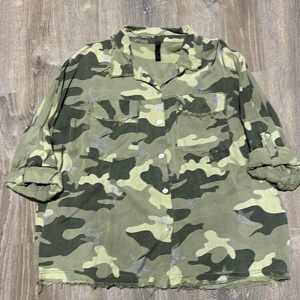 Venti 6 Boutique Army Green Camo Silver Star Oversized Button Down Top w Raw Hem
